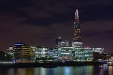 Zen, Londra'da Thames Nehri'nin güney yakasında binalar