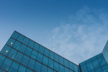 Cam cephe, mavi gökyüzü, sabah ateş ile modern mimari