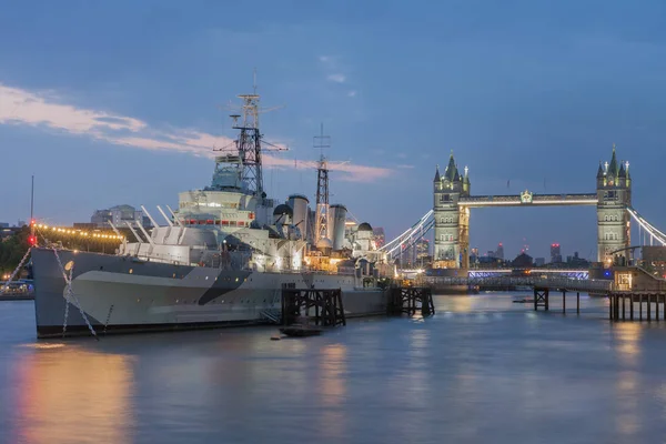Krigsfartyget Hms Belfast på floden Themsen i London, England. — Stockfoto