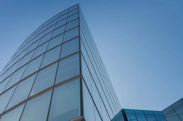 Fachada de vidrio, arquitectura moderna con cielo azul, sesión de la mañana . — Foto de Stock