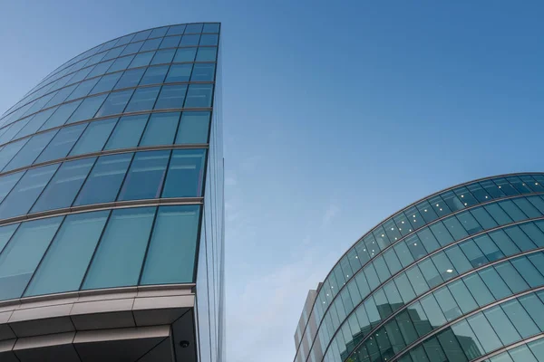 Techo y fachada de cristal de rascacielos modernos, cielo azul en backgrou — Foto de Stock