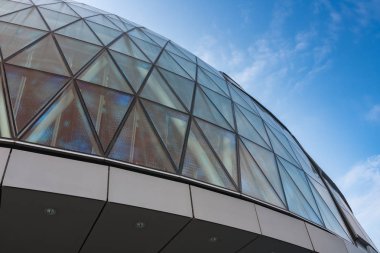 Modern gökdelen, mavi gökyüzü backgrou üzerinde çatı ve cam cephe