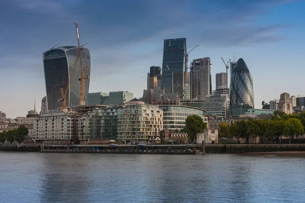 Nasyp Thames i Londyn wieżowce w centrum Londynu w th — Zdjęcie stockowe
