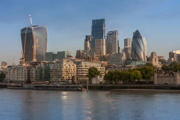 Набережная Темзы и лондонские небоскребы в Лондоне — стоковое фото