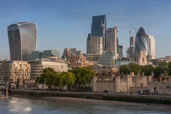 Набережная Темзы и лондонские небоскребы в Лондоне — стоковое фото