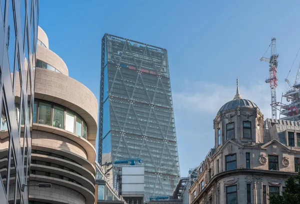 Здание Lehhall в стиле архитектурного постмодерна в Лондоне — стоковое фото