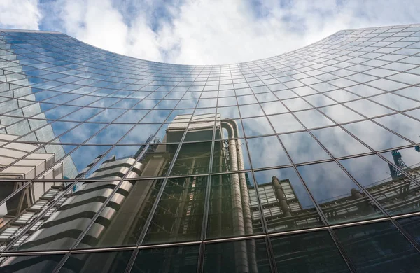 El edificio de jalá en estilo arquitectónico de alta tecnología en Londres . — Foto de Stock