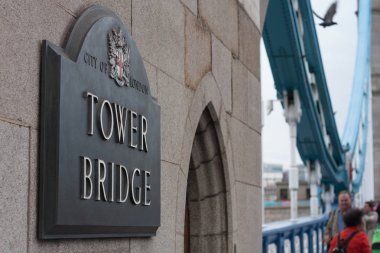 Sokak tabelası Tower Bridge Londra şehir duvar. 