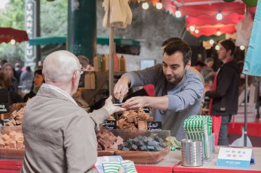 Southwark, Londra-Eylül 7,2017: Adam Londra'da 7 Eylül 2017 üzerinde ahır Borough Market çikolata parçaları satmaktadır. Büyük ve ünlü Londra alanda ticaret semt pazarı olduğunu.   