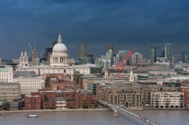 Thames Nehri, St Paul's Katedrali ve The Millenium Bridge Londra'nın Kuzey Bankası havadan görünümü