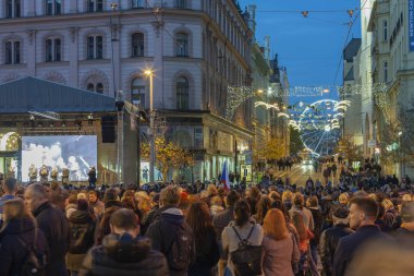 Sahne ve insanlar politik konuşmaları dinliyor.