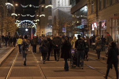 Kadife devrimi kutlamalarından sonra fenerlerle yürüyün. 