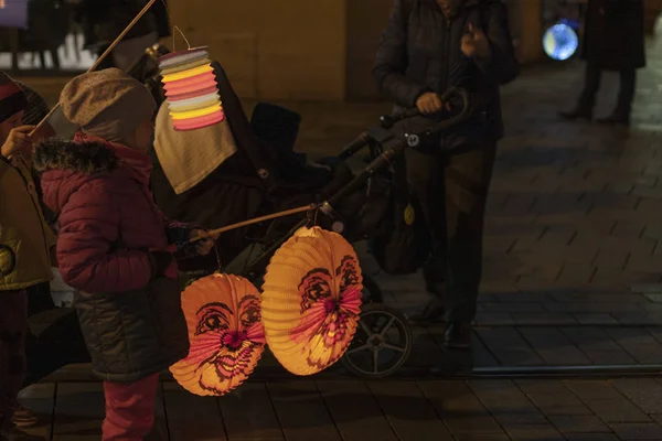 Enfants wit lanternes sur la célébration révolution de velours — Photo