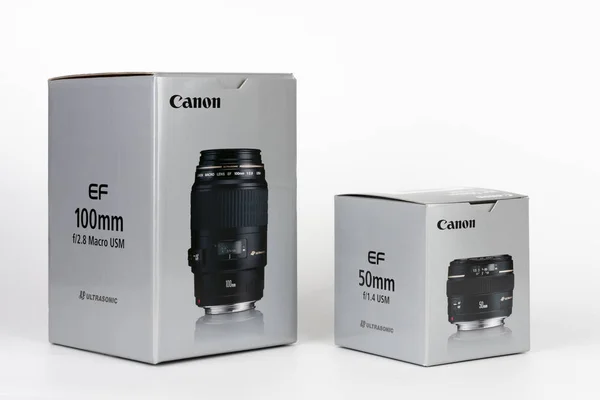 Duas caixas de lente Canon EF 100 mm f 2,8 e Canon EF 50 mm f 1,4 — Fotografia de Stock