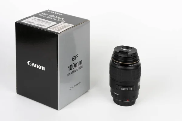 Caixa e lente Canon EF 100 mm f 2,8 sobre fundo branco — Fotografia de Stock
