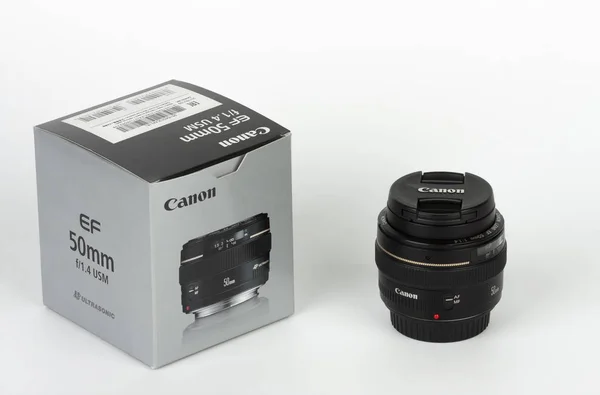 Caixa e lente Canon EF 50 mm f 1,4 sobre fundo branco — Fotografia de Stock