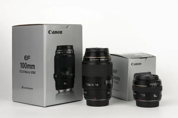 Duas lentes Canon EF 100 mm f 2,8 e Canon EF 50 mm f 1,4 com bo — Fotografia de Stock