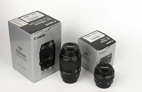 Duas lentes Canon EF 100 mm f 2,8 e Canon EF 50 mm f 1,4 com bo — Fotografia de Stock