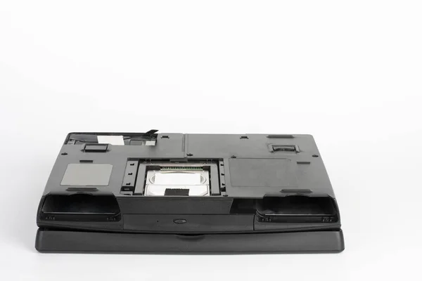 Uitzicht op de onderkant van de laptop, verwijderde de harde schijf dekking, verwijderde de batterij en diskette schijf — Stockfoto