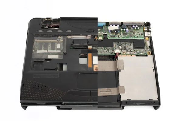 旧笔记本电脑，删除监视器，键盘，触摸板，电池，软盘驱动器和白色背景的上盖的一半 — 图库照片