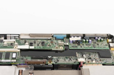 Beyaz arkaplanda eski dizüstü bilgisayarın kapağını kapat 