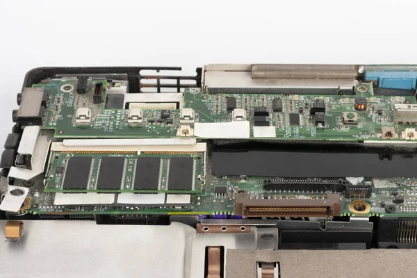 Primer plano de la memoria portátil 64 MB SDRAM 144 pin SO-DIMM 66 MHz en la placa base del ordenador portátil — Foto de Stock