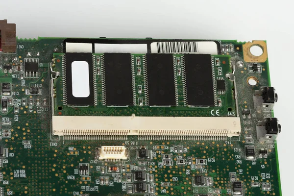 Primer plano del módulo de memoria de latop en la ranura de la placa base del ordenador portátil — Foto de Stock