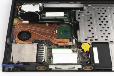 Dizüstü bilgisayar vantilatörünü ısıtıcı ile değiştir, klavye ve dokunmatik pedi kaldır. 