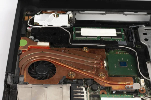Sustitución de ventilador de CPU portátil con disipador de calor, teclado eliminado y touchpad, vista de cerca — Foto de Stock