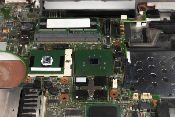Tablero madre portátil con CPU una tarjeta gráfica integrada, ventilador de CPU eliminado y teclado . — Foto de Stock