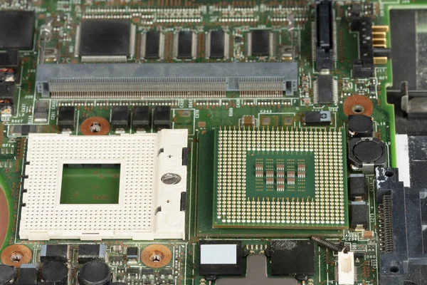 Primer plano del procesador portátil con la base del zócalo vacío para la CPU en la placa principal del portátil . — Foto de Stock