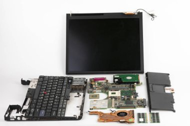 Parçalanmış dizüstü bilgisayar, dizüstü bilgisayar, ekran, klavye, işlemci, ana kart, dahili sabit disk sürücüsü, CPU fan bileşenleri.