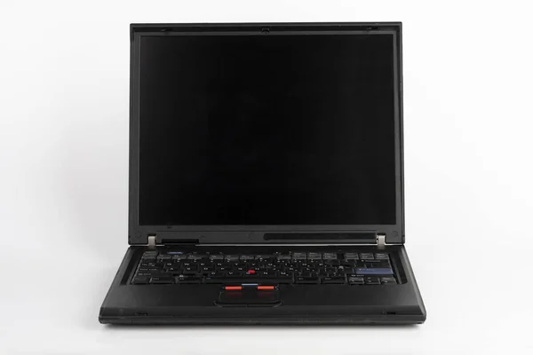 Alter Laptop Auf Weißem Hintergrund Der 2005 Produziert Wurde Außenhülle — Stockfoto