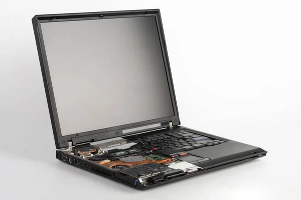 Stary Laptop Usunięta Połowa Klawiatury Białym Tle Widoczny Pomarańczowy Wentylator — Zdjęcie stockowe