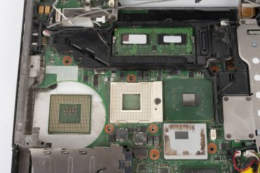 Bilgisayarın işlemcisini Cpu için boş soket tabanı ve ana defter üzerindeki bütünleşik grafik kartıyla kapat.