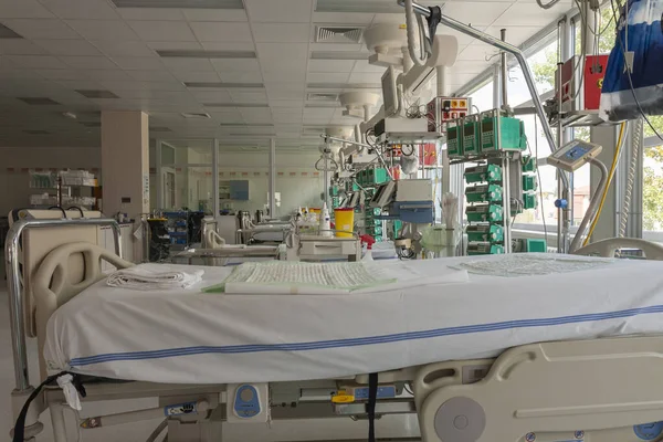 Unidad Cuidados Intensivos Hospital Camas Con Monitores Ventiladores Lugar Donde — Foto de Stock
