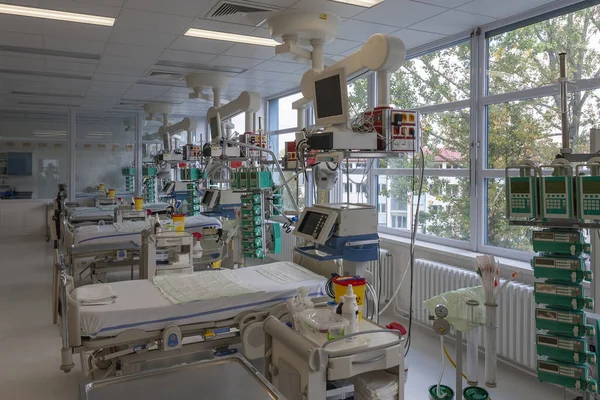 Intenzív Osztály Kórházban Ágyak Monitorokkal Ventilátorok Egy Hely Ahol Kezelik — Stock Fotó