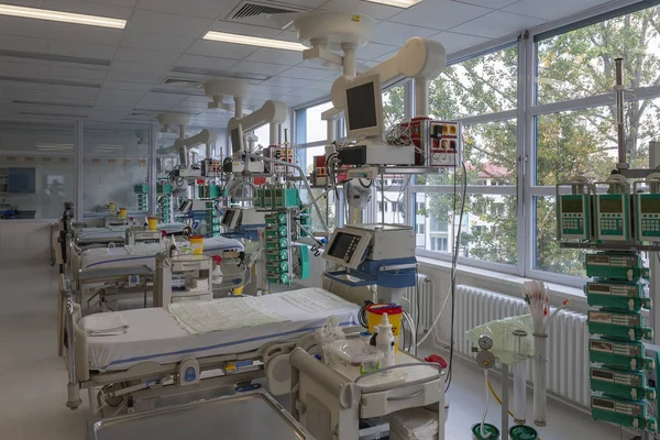 Unidad Cuidados Intensivos Hospital Camas Con Monitores Ventiladores Lugar Donde — Foto de Stock