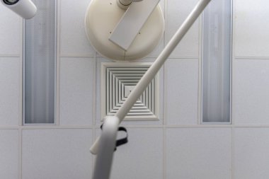 Yoğun bakım ünitesinde tavan lambaları ve havalandırma. Koronavirüs kovid 19 'un neden olduğu zatürree hastalarının tedavi edilebileceği bir yer..