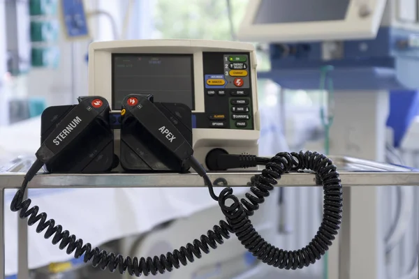 病院内のIcuの背景にある医療用人工呼吸器である除細動器は コロナウイルスによる肺炎患者を治療することができる場所 Covid — ストック写真