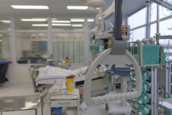 病院のベッド台形 病院でIcuの医療換気器に接続されている患者を背景に コロナウイルスによって引き起こされる肺炎患者を治療することができる場所Covid ストック写真