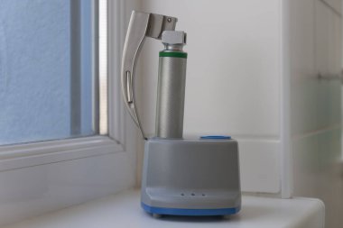 Hastanedeki yoğun bakım ünitesinde soluk borusu entübasyonu için laringoskop. Tüp yutturulması tıbbi personel için çok risklidir..