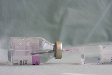 Şırınga ve iğneyle antibiyotik şişesi, Coronavirus covid 19 'un neden olduğu zatürree hastalarının tedavisinde kullanılan enjeksiyon ilaçları..