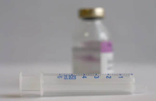 Nahaufnahme Der Spritze Auf Dem Hintergrund Fläschchen Mit Antibiotika Injektionsmedikamente — Stockfoto