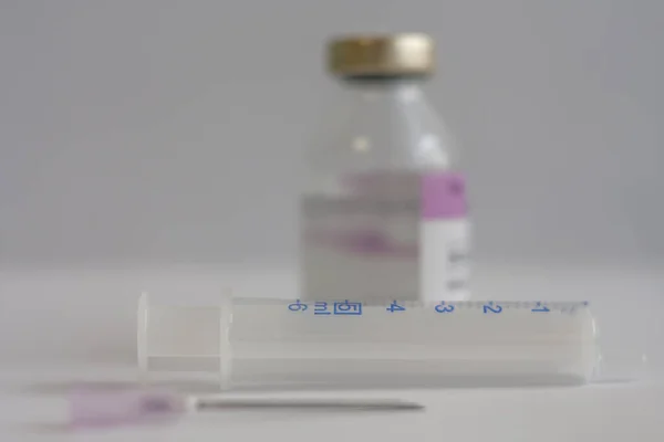 注射器的密闭 在抗生素的背景药瓶上 注射药物用于治疗由大肠癌引起的肺炎19 — 图库照片