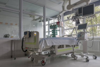 Svitavy, Çek Cumhuriyeti - 21 Eylül 2017: Hastanede yoğun bakım ünitesi, monitörlü yatak, solunum cihazı, Coronavirus covid 19 'un neden olduğu zatürree hastalarının tedavi edilebileceği bir yer.