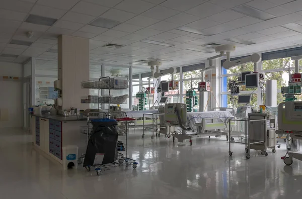 捷克共和国斯维塔维 2017年9月21日 医院重症监护病房 附有监测器的病床 呼吸机 可在此治疗因眼镜蛇引起的肺炎患者19 — 图库照片