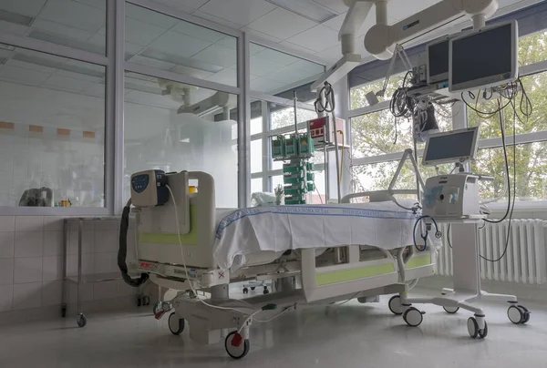 Czech Republic 2017年9月21日 病院の集中治療室 モニター付きベッド 人工呼吸器 コロナウイルスによる肺炎患者の治療が可能な場所Covid — ストック写真