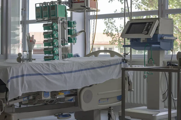 Unidad Cuidados Intensivos Hospital Cama Con Monitor Ventilador Lugar Donde — Foto de Stock