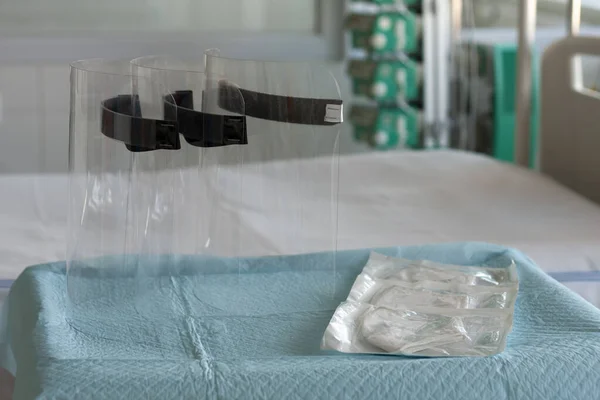 Trzy Plastikowe Osłony Ochronne Trzy Respiratory Ffp2 Stole Oiom Szpitalu — Zdjęcie stockowe